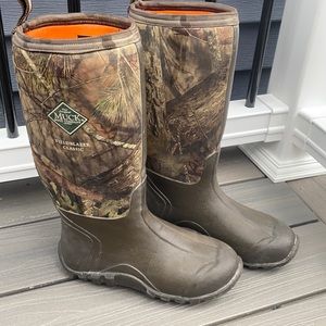 Good used condition men’s field blazer muck boots